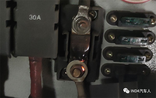 30供電30A保險燒熔